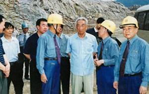 2002年6月1日，時(shí)任全國人大常委會(huì)副委員長鄒家華視察江西亞東。