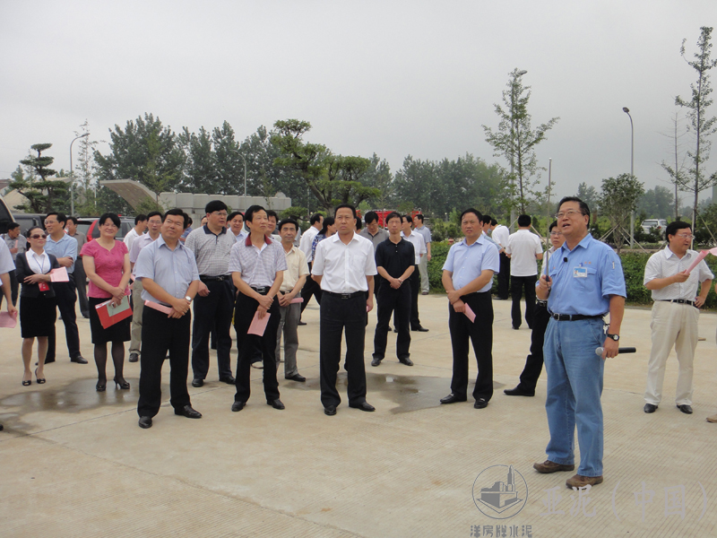 2011年7月，黃岡市市長劉雪榮、武穴市委書記吳美景視察黃岡亞東