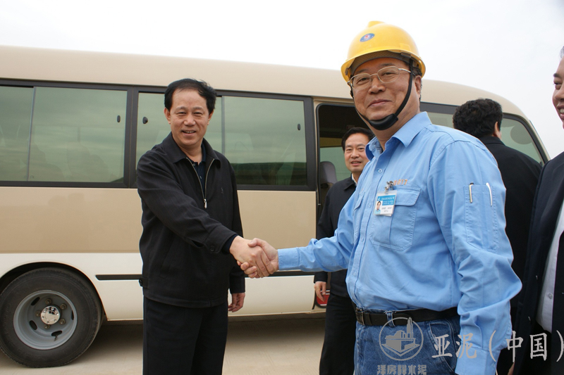 2009年4月，湖北省委常委組織部長(zhǎng)潘立剛視察黃岡亞?wèn)|