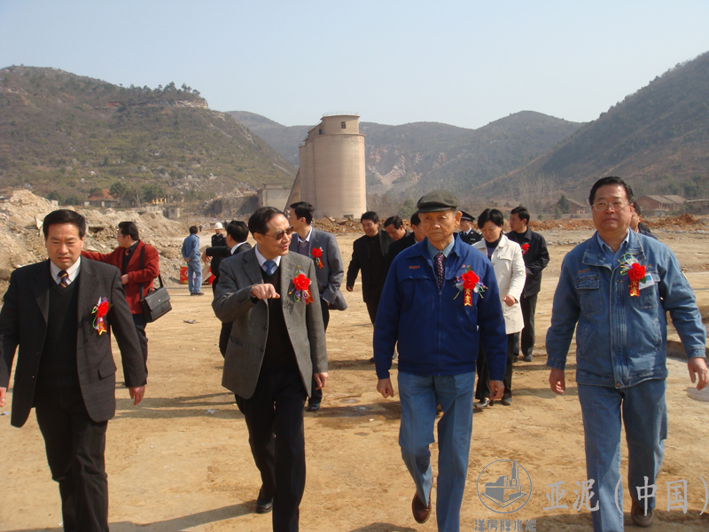 2008年3月，湖北省臺辦尤習(xí)貴主任與黃岡市委書記劉善橋視察廠區(qū)建設(shè)