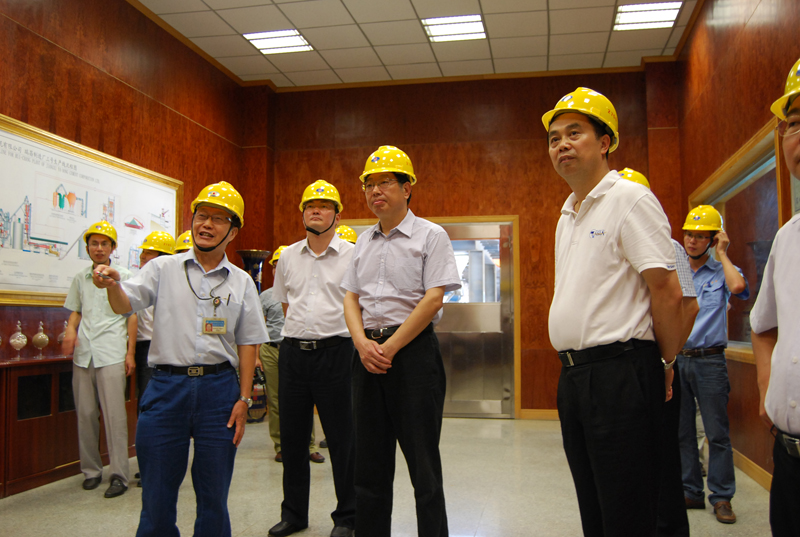 2012年7月24日，新華社江西分社社長王運(yùn)才參訪江西亞東