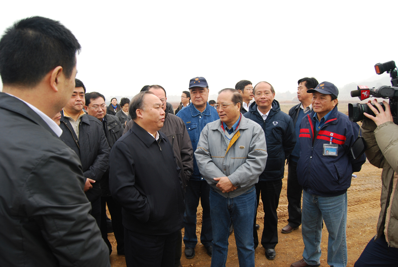 2011年12月6日，江西省常務(wù)副省長凌成興視察江西亞東五、六期工地