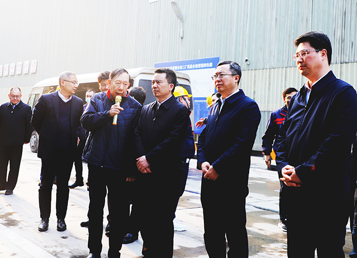 2024年1月9日，江西省人民政府夏文勇副省長(zhǎng)一行參訪江西亞?wèn)|二廠區(qū)，田隆總經(jīng)理于現(xiàn)場(chǎng)介紹公司運(yùn)營(yíng)情況。