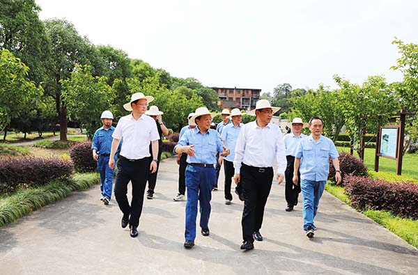 2024年7月9日，江西省人大副主任張小平一行來(lái)江西亞?wèn)|調(diào)研礦區(qū)生態(tài)修復(fù)保護(hù)及相關(guān)工作，亞泥（中國(guó)）張振昆執(zhí)行長(zhǎng)與王海洋副董事長(zhǎng)特別助理一同接待。